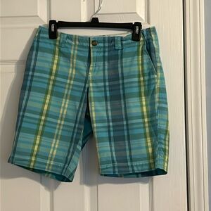 Old navy low rise Bermuda shorts. Size 4. Worn only a few times.